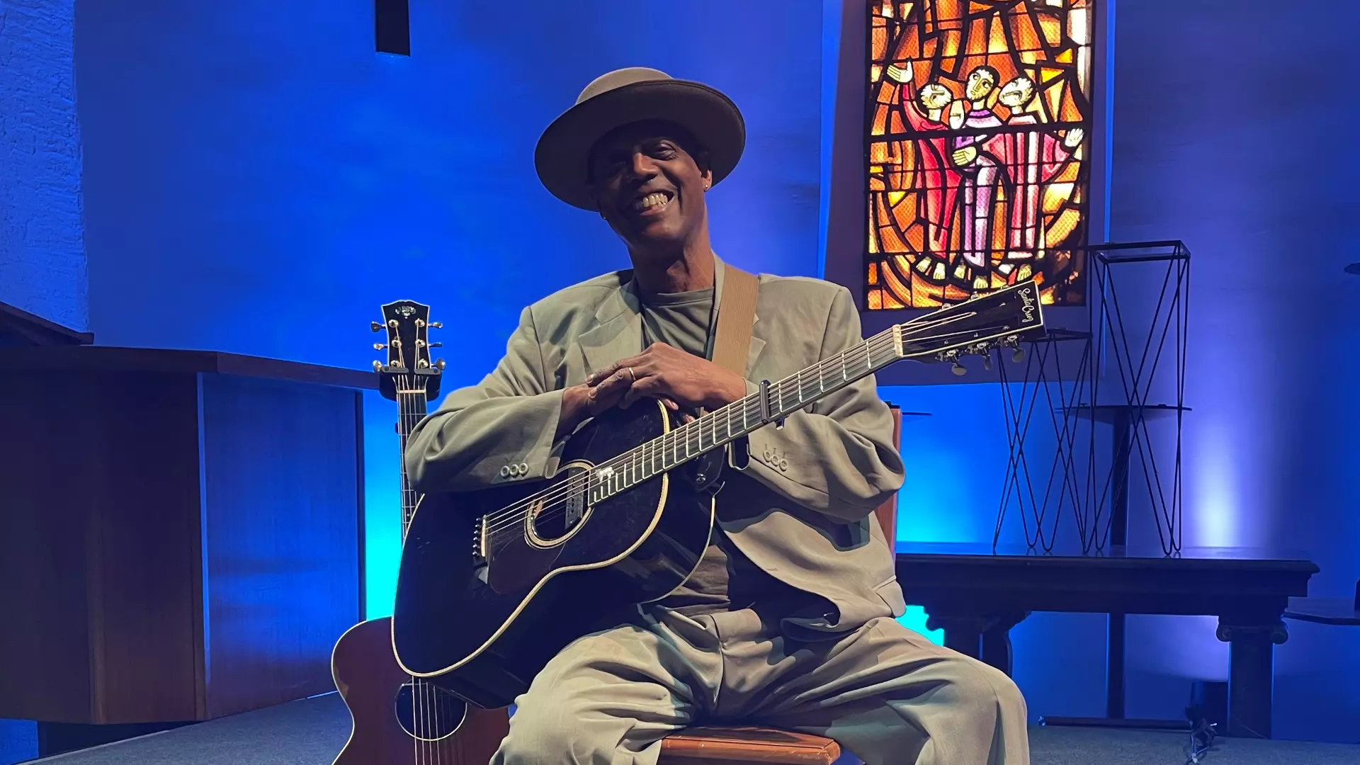 Éric Bibb prépare sa prestation au Temple de Cully (06 avril 2025).